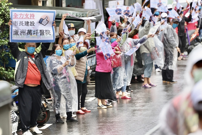侯友宜今天前往中和、芦洲地区车队扫街拜票，沿路风雨却挡不住民眾的热情。(图/侯友宜选举办公室提供)