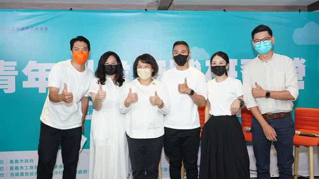 嘉義市長黃敏惠（左三 ）為創業店家加油。（嘉義市政府提供／廖素慧嘉市傳真）