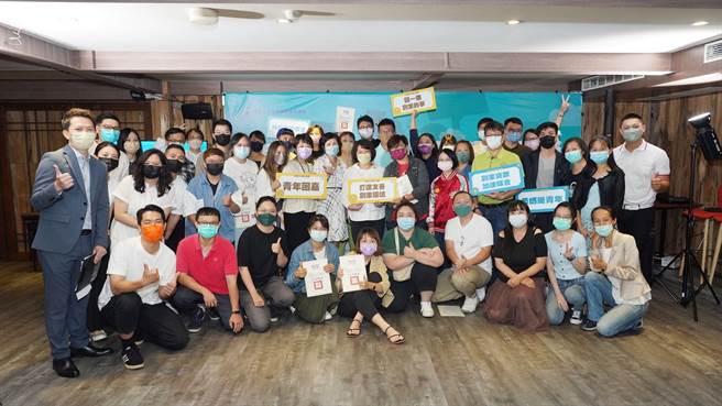 嘉義市工策會舉辦青年創業實戰研習營，市長黃敏惠（第二排中）鼓勵青年用新思維創業。（嘉義市政府提供／廖素慧嘉市傳真）