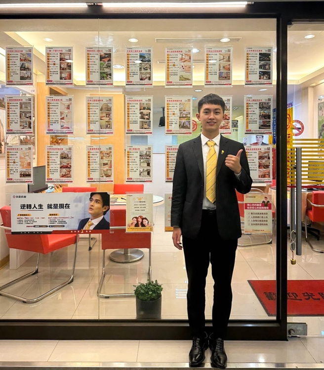 永庆房屋经纪人林忠泽加入永庆不到两年，底薪加奖金顺利破6位数，第一年就达成百万年薪的目标！(图/永庆房屋提供)