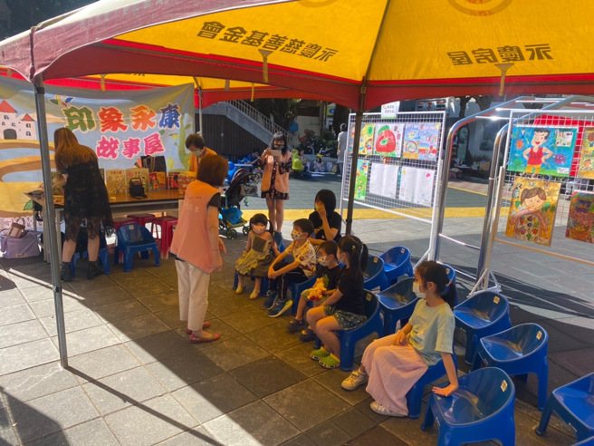 印象永康写生比赛今年迈入第12届，除了写生比赛外，也邀请台北市立图书馆的说故事老师说故事给小朋友听。(图/永庆房屋提供)