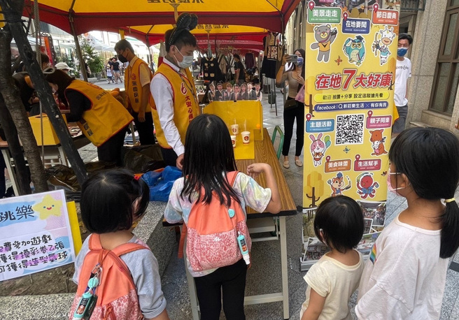 社区好邻居永庆房屋热情协办多元的活动，现场摆设摊位与在地住户们互动。(图/永庆房屋提供)