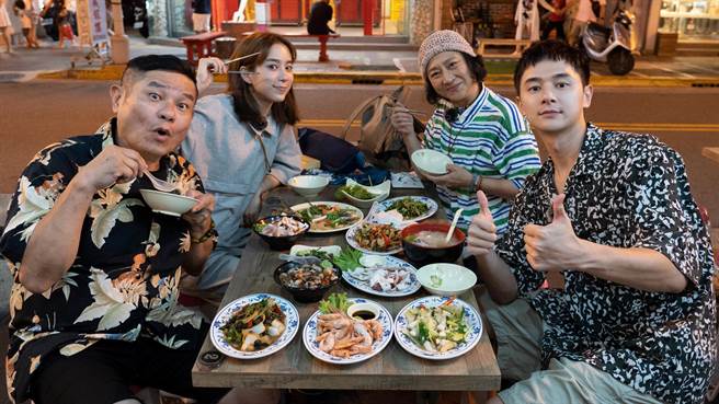 許效舜、楊麗音、張軒睿、温貞菱開心遊澎湖。（東森綜合台提供）