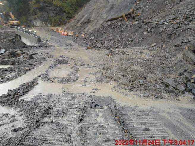 中横公路台8线77公里处灵甫桥路段，24日下午1时许出现山崩，泥石挟带雨水形成土石流造成道路一度中断。(谷关工务段提供)