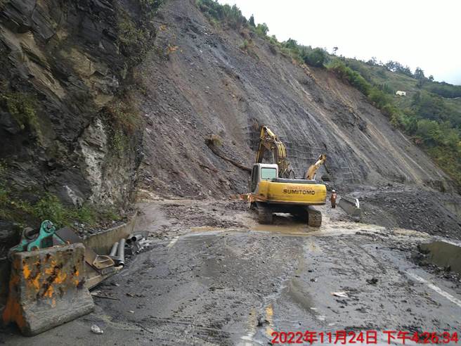 谷关工务段长张裕闵说，经动员进行清除坍方，于下午5时30分已初步抢通。(谷关工务段提供)