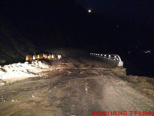 谷关工务段长张裕闵说，经动员进行清除坍方，于下午5时30分已初步抢通。(谷关工务段提供)