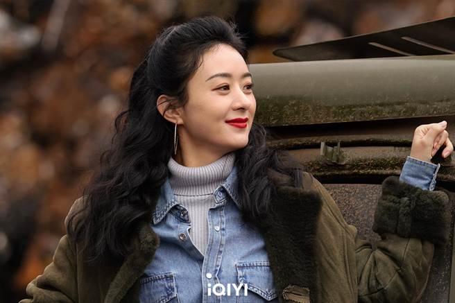 赵丽颖蓬松卷髮配红唇，化身摩登女郎。（爱奇艺国际站提供）