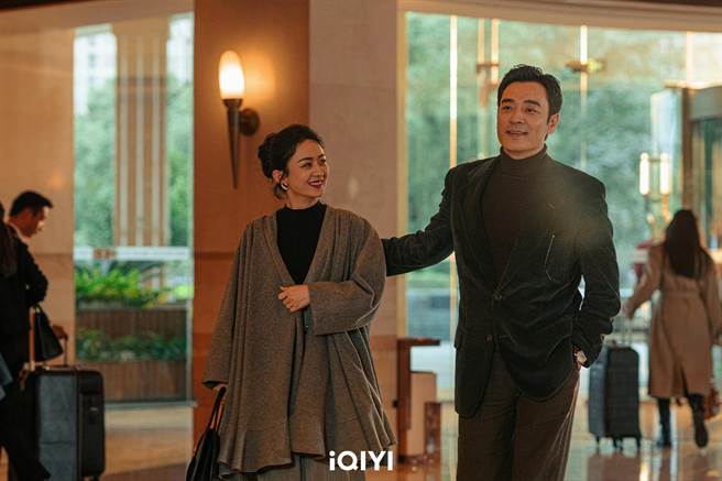 赵丽颖（左）与李光洁有许多对手戏。（爱奇艺国际站提供）