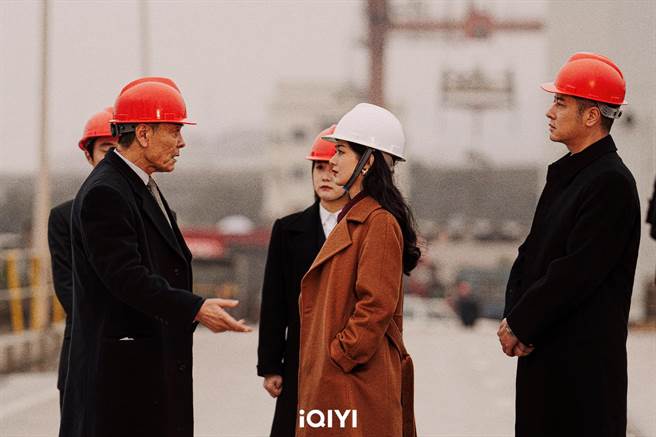 赵丽颖新作化身钢铁业女霸总。（爱奇艺国际站提供）