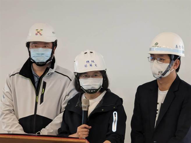 基隆市長林右昌（圖左）、立法委員蔡適應（圖右）陪同總統蔡英文（圖中）視察即將完工的基隆塔。（張志康攝）