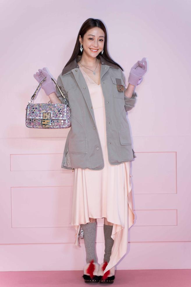 谢欣颖透露自己购物不会特别跟周年庆、折扣等，但会挑节庆送自己礼物，FENDI 扩型夹克15万2000元、V领缎面洋装13万8000元、水貂毛木屐低跟鞋7万5000元、镜面设计Baguette19万8000元。（吴松翰摄）