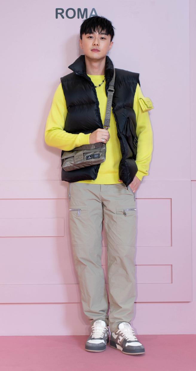 施柏宇透露自己想购入谢欣颖手上的手套，FENDI Baguette造型羽绒背心7万1000元、Baguette造型针织衫3万8000元、尼龙材质长裤3万8500元、FENDI x PORTER联名尼龙Baguette10万2000元、炼条造型毛帽1万9800元、FENDI O’ Lock水晶造型项炼1万5500元。（吴松翰摄）