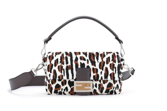 FENDI 豹纹印花Baguette，11万8000元。（FENDI提供）