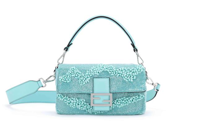 FENDI 绿松石串珠Baguette ，18万8000元。（FENDI提供）
