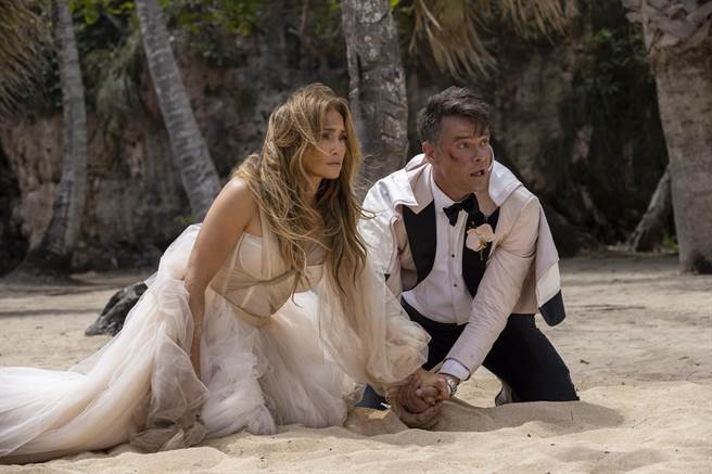 珍妮佛羅培茲（左）、喬許杜哈莫（右）合演愛情動作喜劇片。（車庫娛樂提供）