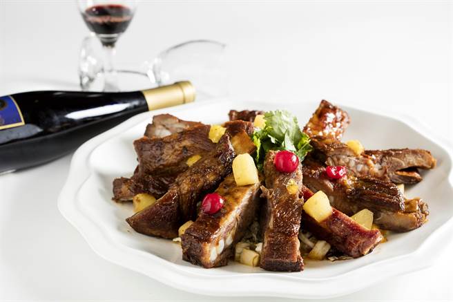 「川门子时尚餐厅」尾牙菜色「四季蔬果考嫩排」，菜式缤纷大器。(川门子时尚餐厅提供)