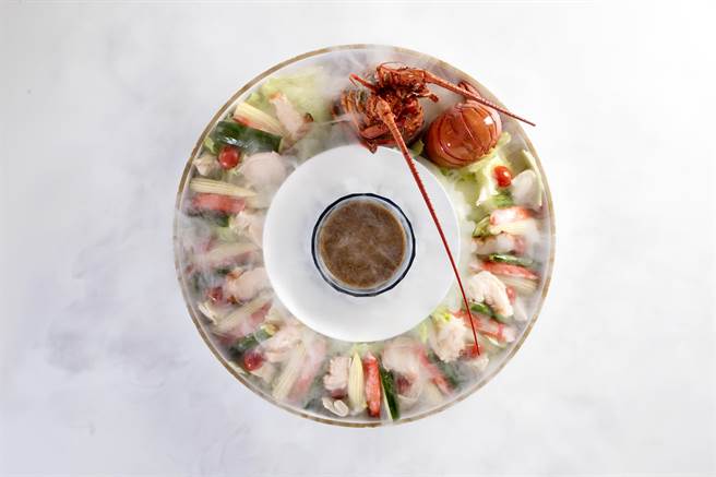  「川门子时尚餐厅」以龙虾入菜的「伊势龙虾和风蔬」。(川门子时尚餐厅提供)