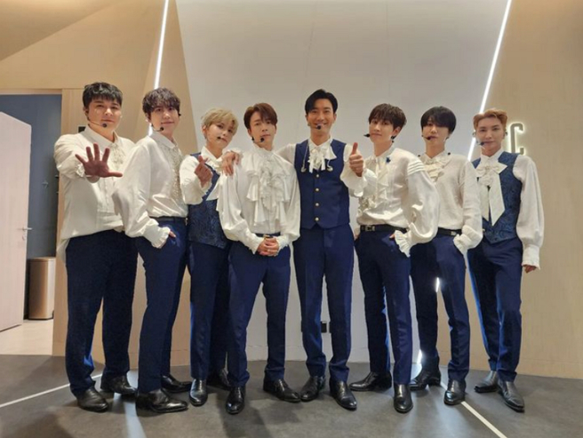 Super Junior明（24日）开始在台湾连唱3天，成员陆续抵台，始源（图右4）从搭机就喊想吃鼎王。（图／摘自Super Junior IG）