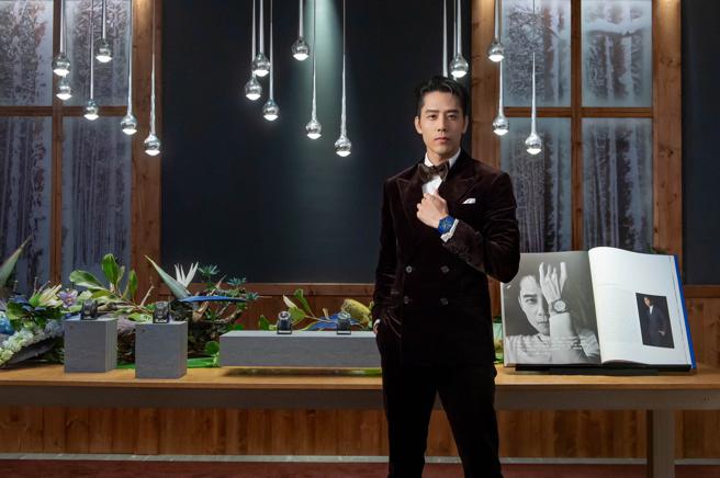 胡宇威为筹备婚礼嘴里说要省钱，但一见到爱彼表RoyalOak皇家橡树陶瓷万年历腕表爱不释手。（Audemars Piguet提供）