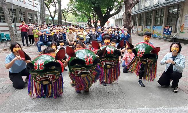西螺镇安定国小四年级学生接受锺进权师傅传授以黏土捏塑狮头模型10周，完成4个狮头，24日举行成果展分享喜悦。（周丽兰摄）