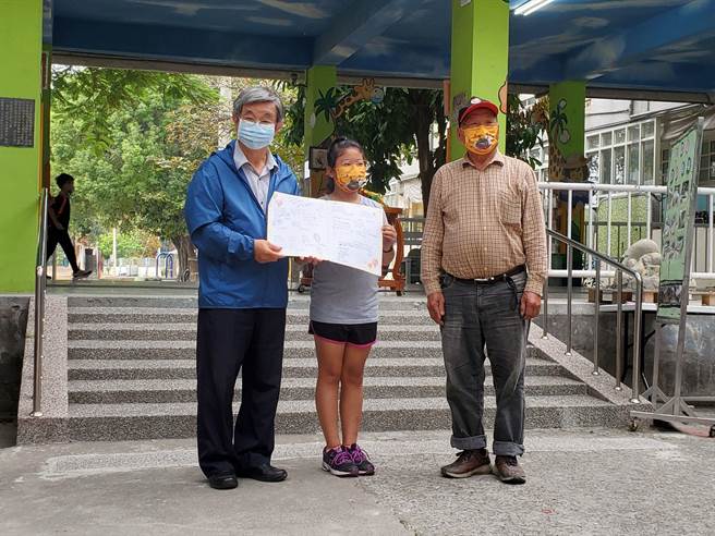 锺进权师傅（右）懂得做但不太会讲课，退休校长林宜廷（左）担任他的翻译，小朋友们今（24日）写卡片感谢两位老师。（周丽兰摄）