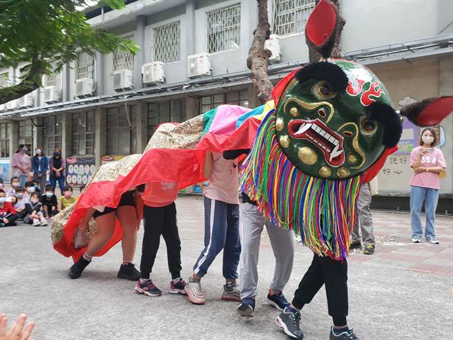 这个狮头是锺进权与小朋友合力完成，具有歷史意义。（周丽兰摄）