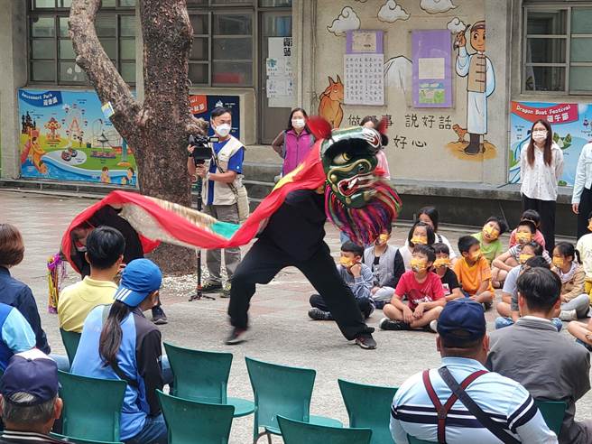 锺进权师傅的舞姿。（周丽兰摄）