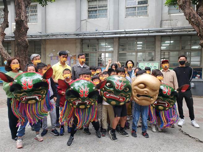 西螺镇安定国小四年级学生学习传统狮头制作，西螺七崁武术文化基金会董事长李明哲（着黄上衣）希望七崁武术种子会发芽。（周丽兰摄）