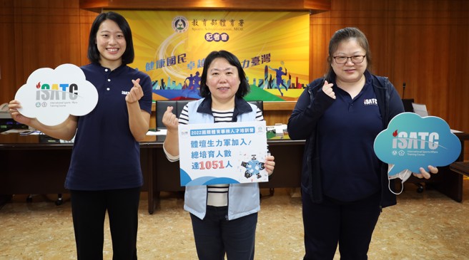 2022国际体育事务人才培训营(iSATC)授证，黄渼茜（左）等多位青年选手入列。（体育署提供）