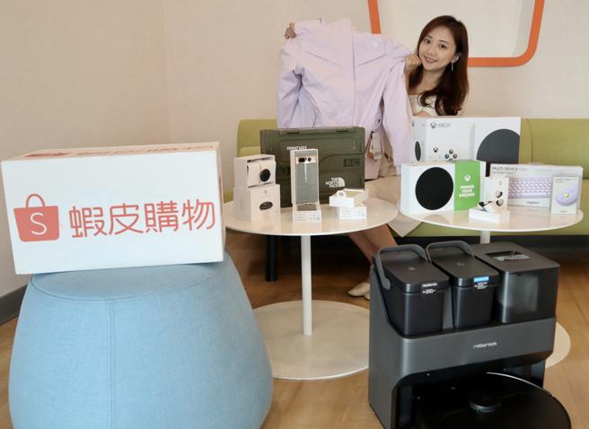 虾皮购物加码延长黑色星期五购物节的战线，明（26日）起至30日每天凌晨0点30分及下午5点发放黑五限量5555元优惠券，另今（25日）还有「11.25商城狂购节」25折起优惠定时抢。（虾皮购物提供）