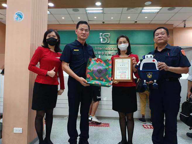 太平警分局表示，统计今年10月分，警银联手阻诈共有7件，分局长叶志诚也亲自前往辖内金融机构表扬。（太平警分局提供／潘虹恩台中传真）