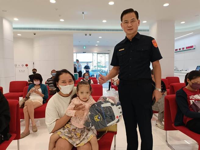 日前太平警分局长叶志诚赴金融机构表扬行员，附送的礼物「小背包」意外成为焦点，让一旁小朋友直呼「好可爱、好喜欢」。（太平警分局提供／潘虹恩台中传真）