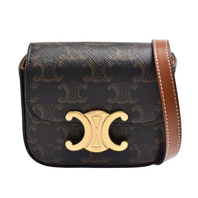 momo购物网的CELINE经典老花迷你TRIOMPHE手袋，活动价3万9999元。（momo购物网提供）