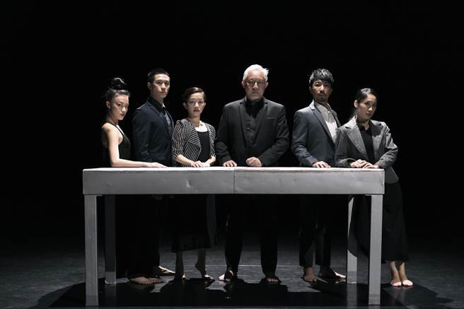 易制作舞作《解秽酒》，舞者组成从20岁到60岁，不同世代的身体表达，陈述对生死的理解和感悟。（易制作提供）