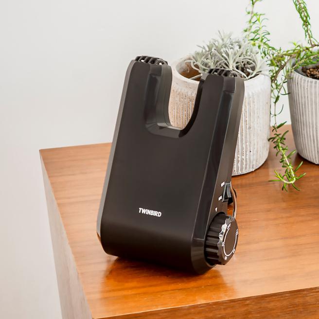 乐天市场上可以买数位商城的烘鞋乾燥机，原价2380元，特价1577元。（乐天市场提供）