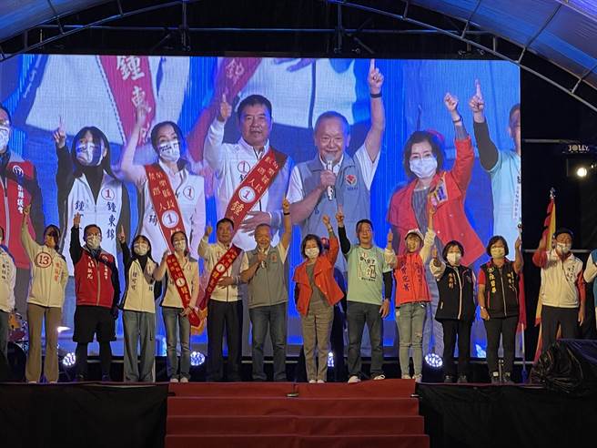 苗栗县长候选人锺东锦24日晚间在竹南运动公园举办团结造势活动，县长徐耀昌到场力挺。（读者提供／谢明俊苗栗传真）