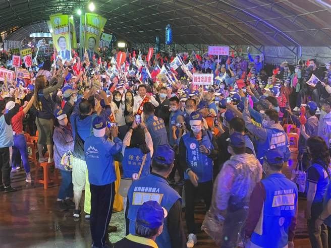 苗栗县长候选人锺东锦24日晚间在竹南运动公园举办团结造势活动，近万名乡亲冒着风雨到场相挺（读者提供／谢明俊苗栗传真）