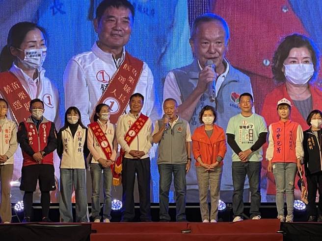 苗栗县长候选人锺东锦24日晚间在竹南运动公园举办团结造势活动，县长徐耀昌到场力挺。（读者提供／谢明俊苗栗传真）