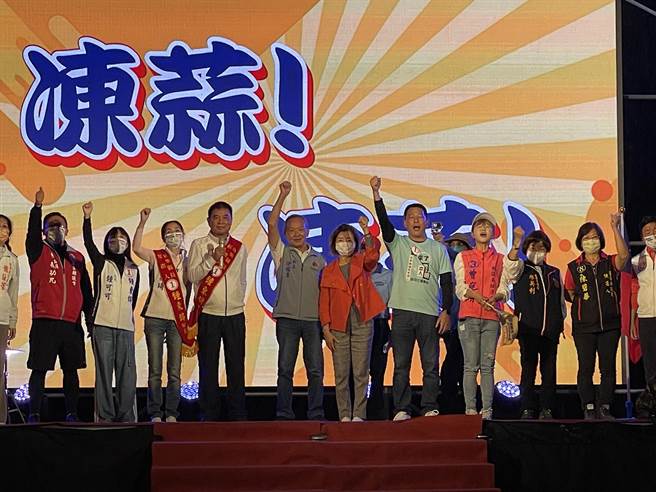 苗栗县长候选人锺东锦24日晚间在竹南运动公园举办团结造势活动，县长徐耀昌到场力挺。（读者提供／谢明俊苗栗传真）