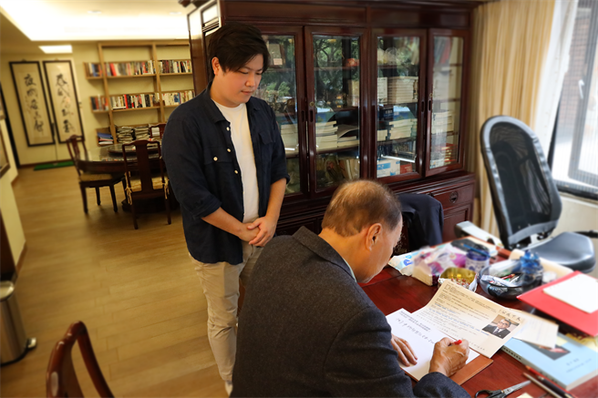 关中亲笔写下恳托，要拜托大安、文山区乡亲，11月26日全力支持高扬凯。（高扬凯提供／张芷瑜台北传真）