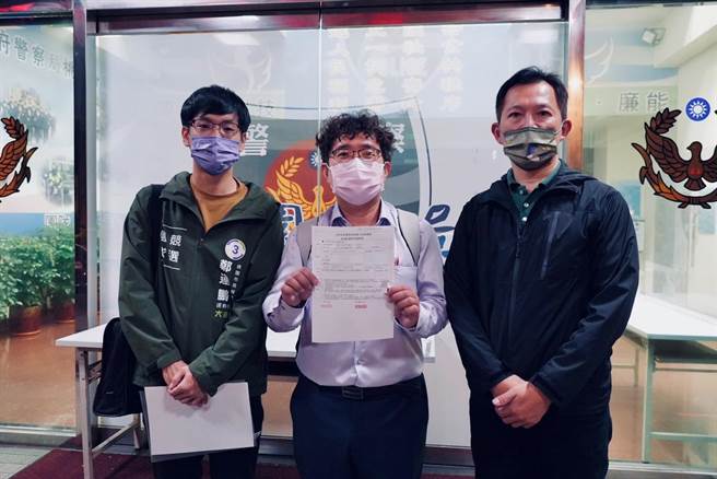 桃園市24日開始有未署名文宣發放各戶抨擊桃園市教育體系及桃園市負債狀況，民進黨桃園市長候選人鄭運鵬競選總部委任律師，今晚向市警局桃園分局報案。(鄭運鵬競選辦公室提供)