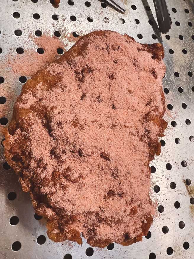 老闆在雞排上撒了厚厚一層梅粉（圖／翻攝自爆廢公社二館臉書）