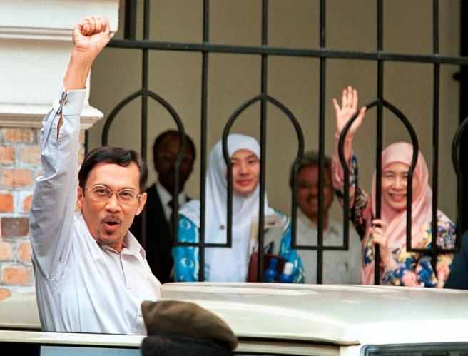  1998 年的安華，當時還可稱青年才俊。(圖/美聯社)