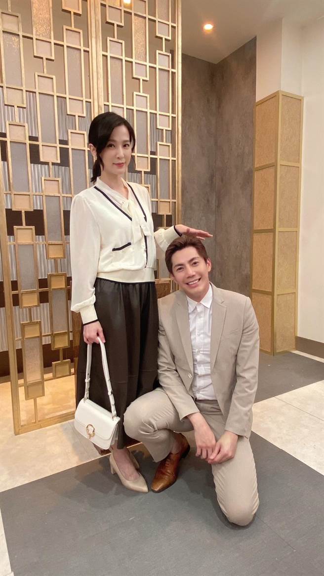 王凯剧中开车撞到人，妈妈楚宣要帮他顶罪。（民视提供）