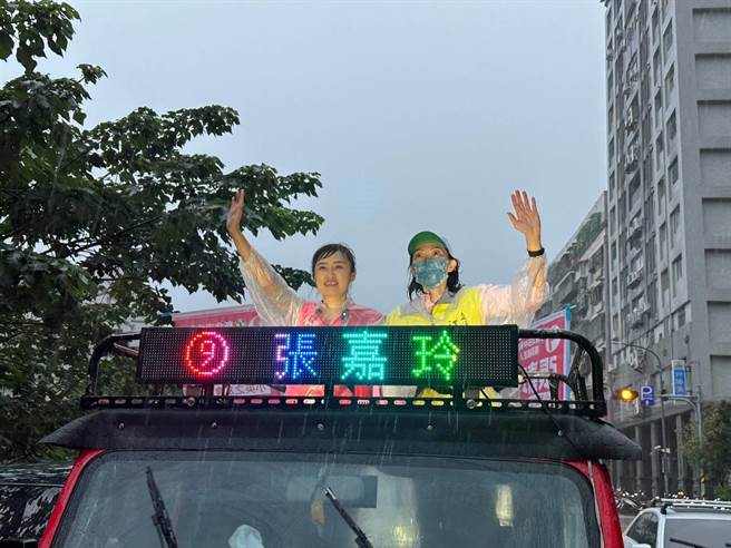 中和民进党立委江永昌夫人吴淑净今首度为先生以外的人辅选，就献给民进党新北市议员候选人张嘉玲。（张嘉玲提供／李奇叡新北传真）