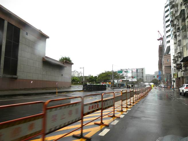 县市长选举后天投票，各阵营候选人正筹备明晚选前之夜造势晚会。民进党台北市长候选人陈时中竞选总部前北平东路今已封路，为明天晚会展开场布，却也坐实日前抢凯道选前之夜路权，就是要卡国民党市长候选人蒋万安使用凯道路权。（周志豪摄）