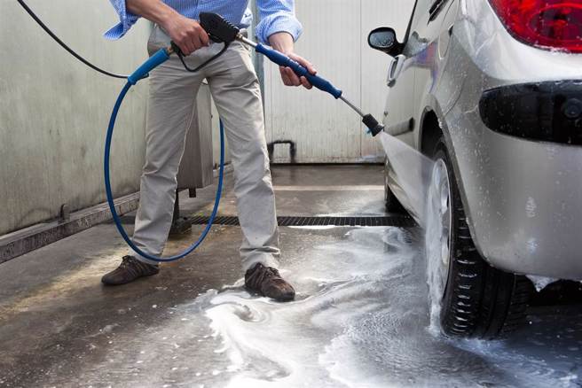 一名网友好奇有钱开宾士，为何有些车主还要自助洗车？钓出眾人解答。（示意图／达志影像）