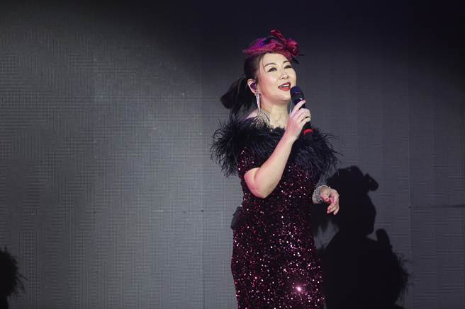張秀卿在台北國際會議中心開唱，在台上賣力唱跳。（寶吉祥集團提供）