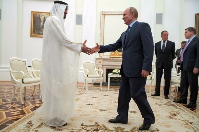 2018 年，普丁与阿拉伯联合大公国王储穆罕默德-纳哈扬握手，如今他已是阿联国王。(图/路透社)