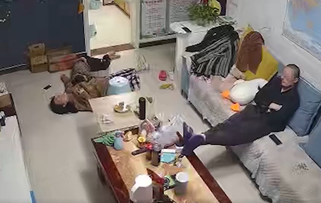 有对夫妻在家中吵架，没想到她情绪激动昏倒在地，但是丈夫在双手交叉坐在沙发上不理会。（翻摄自微博）